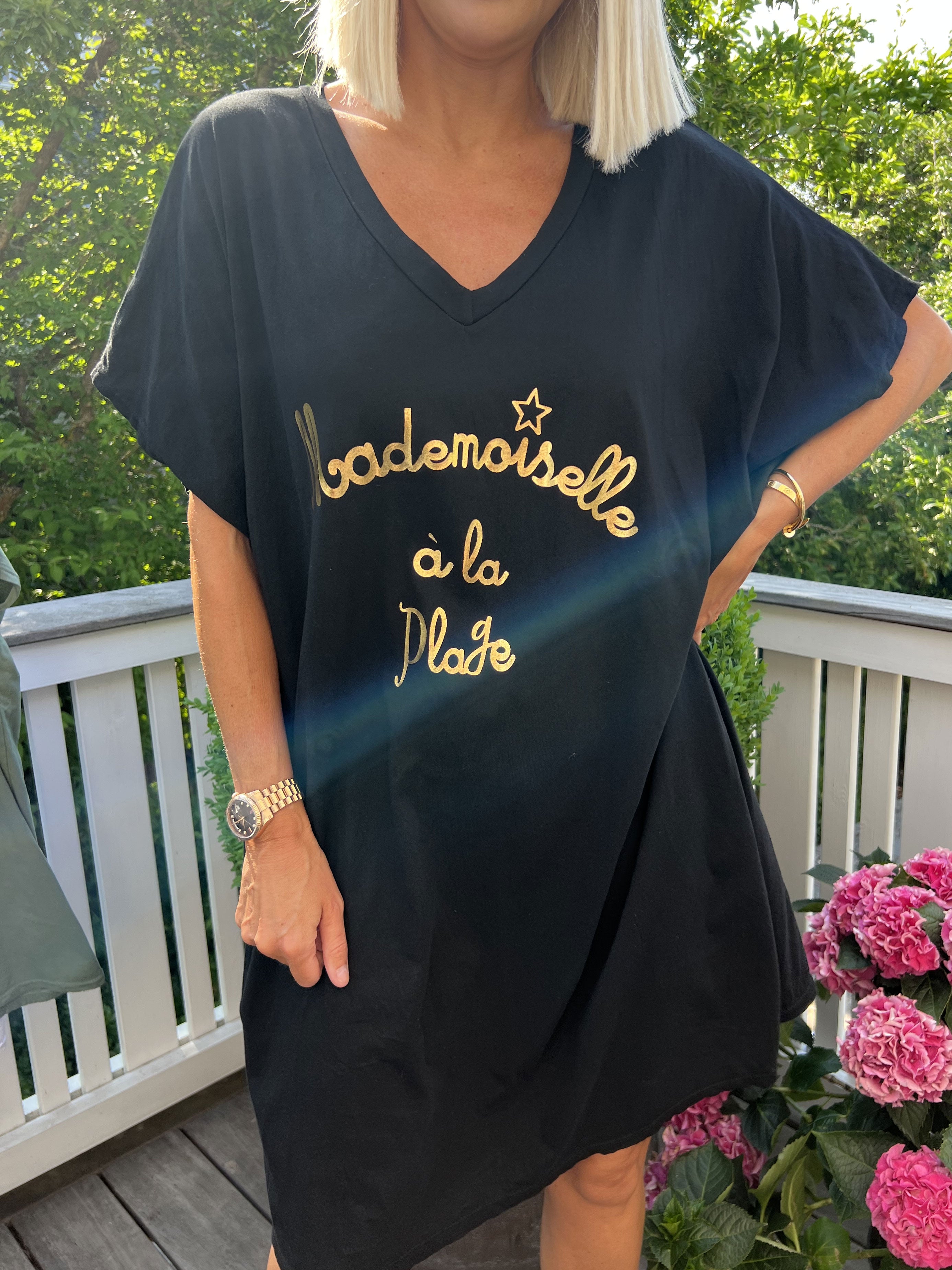 Bree - T-shirt kjole i bomuld med guld tekst foran